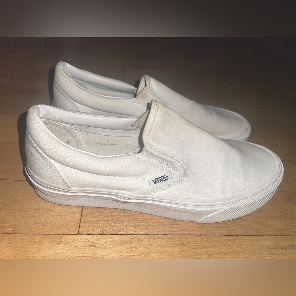 Women’s Size 9 White Vans, slightly used but in good condition! 🤍
